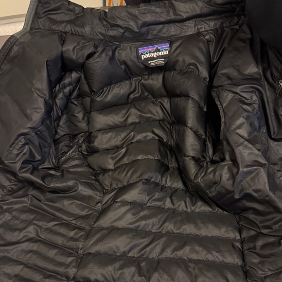 Patagonia Women's Black Puffer Jacket - Picture 12 of 12